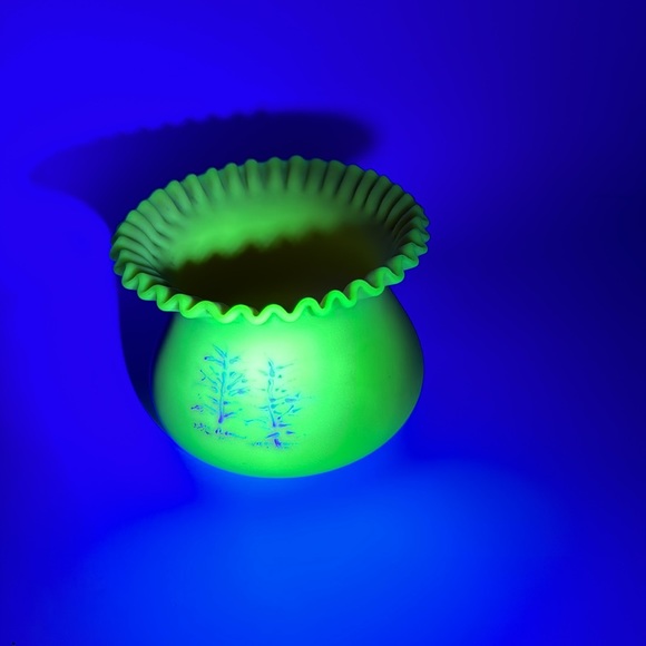 Thomas Webb Burmese Glass Bowl/Vase.  It glows! - Picture 8 of 8